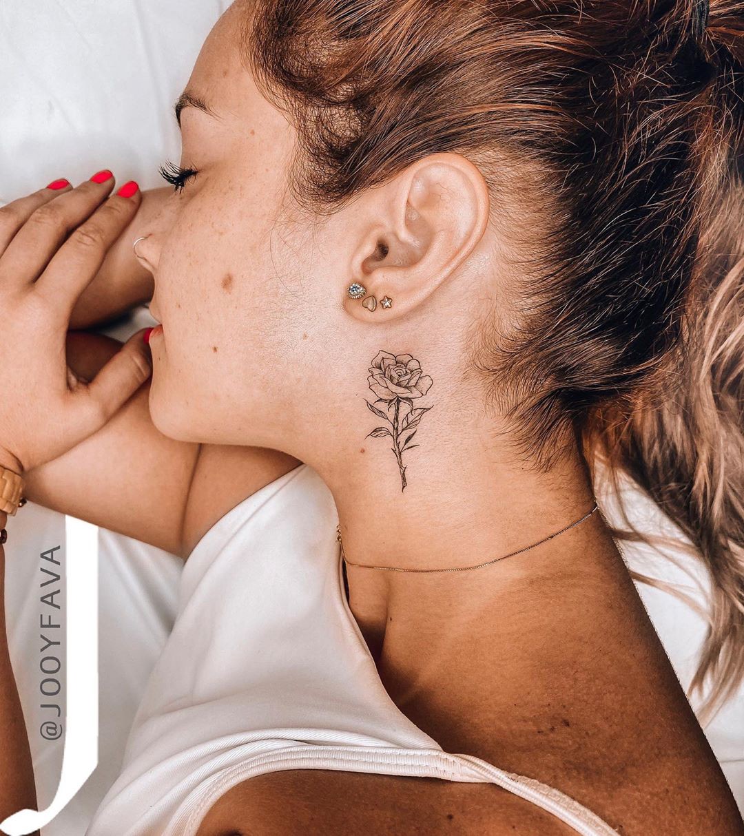 tattoo na mao delicada feminina 2023
