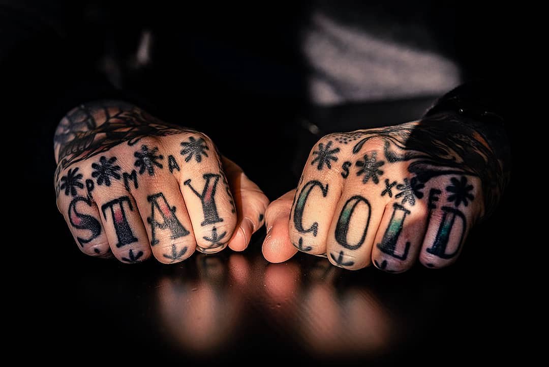 Tatuagem na mão  Tatuagem na mão, Tatuagem atrás do braço, Tatuagem