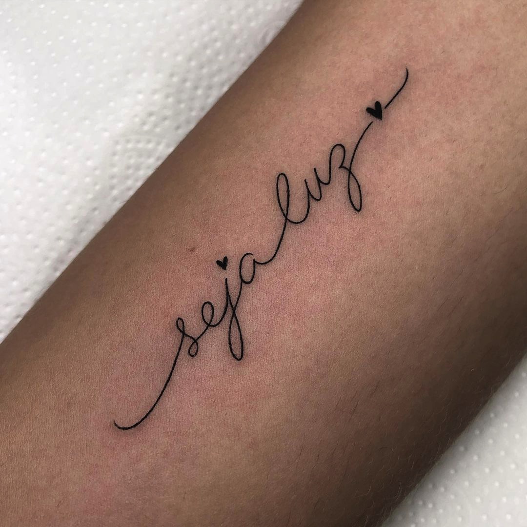 Fique forte e nunca desista  Writing tattoos, Simplistic tattoos, Tattoos  for women