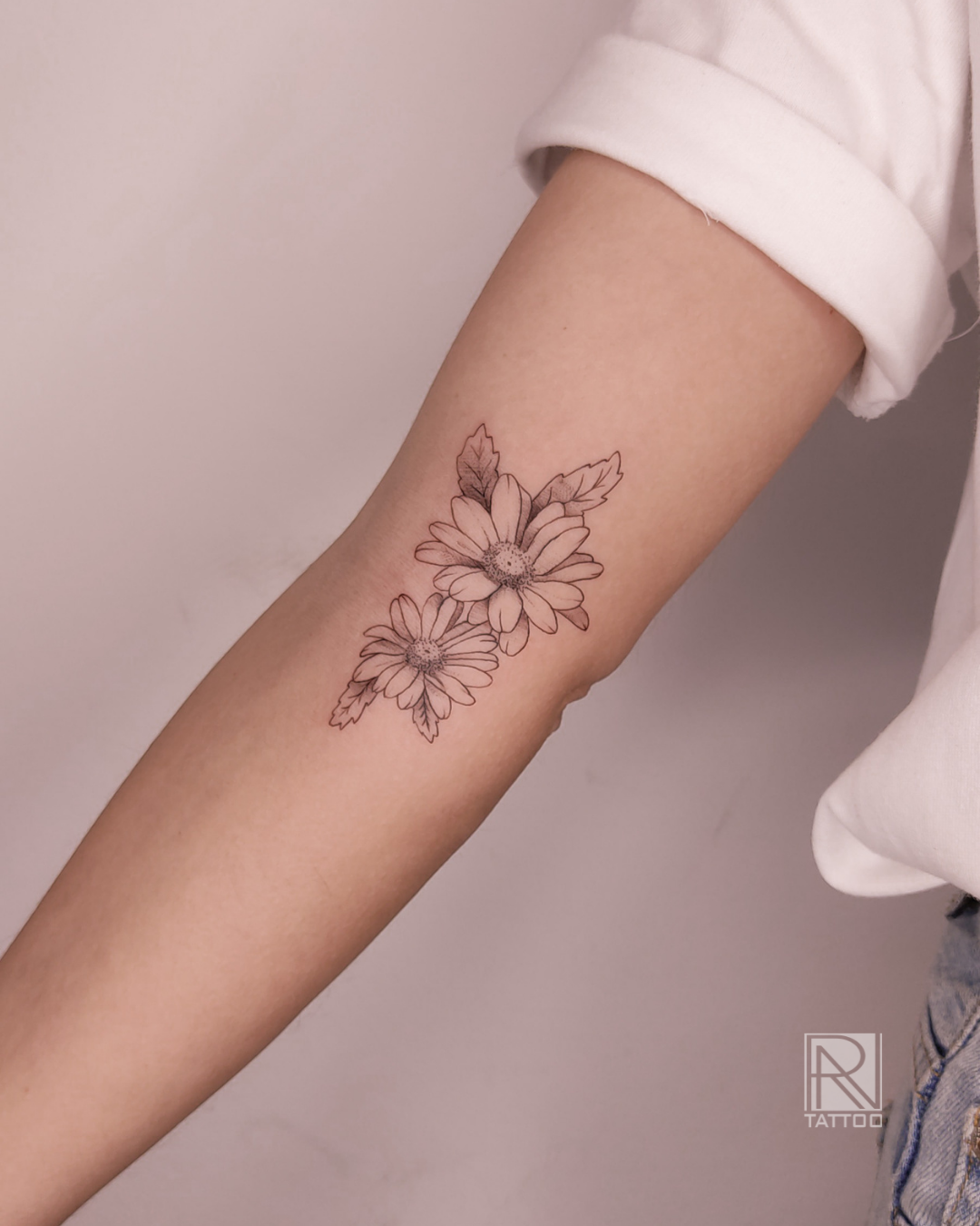 Fique forte e nunca desista  Writing tattoos, Simplistic tattoos, Tattoos  for women