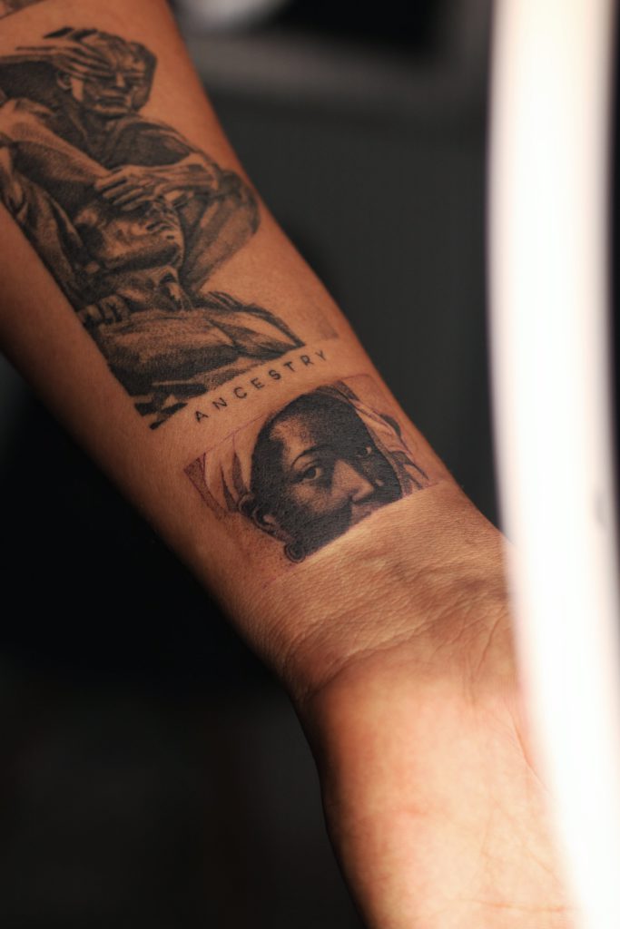 Foto de tatuagem feita por Elton Torrez (@eltontorrez)