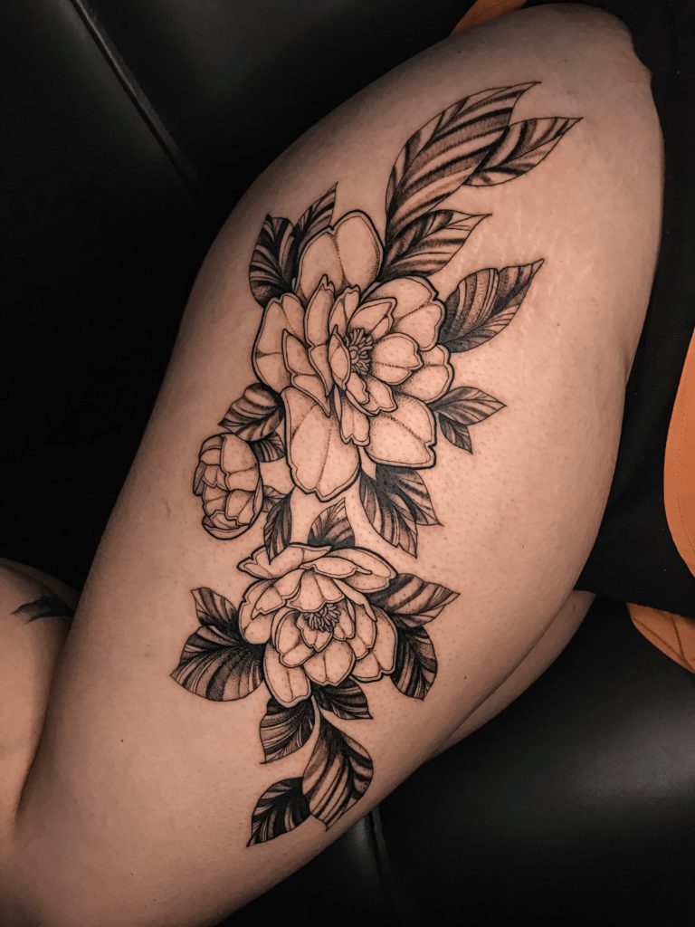 Foto de tatuagem feita por Isis Gyordana (@isisgyor.art)