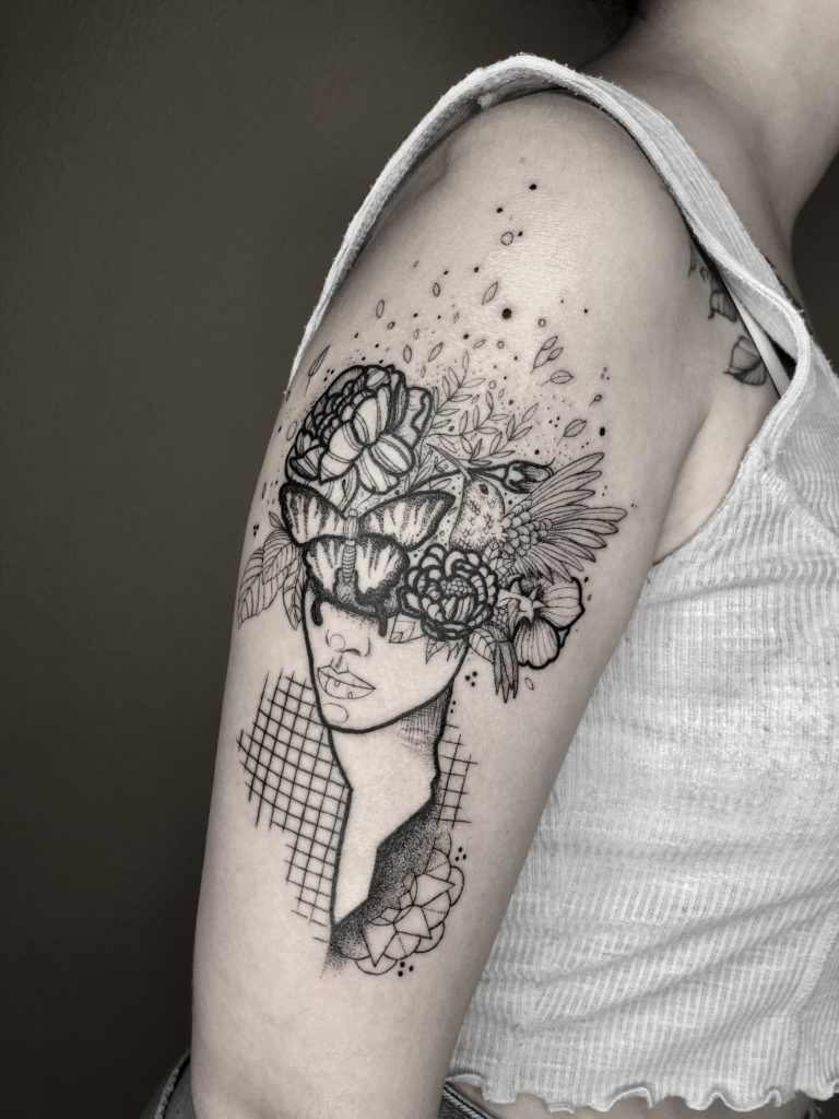 Foto de tatuagem feita por Isha Ravi (@isharavi.tattoo)