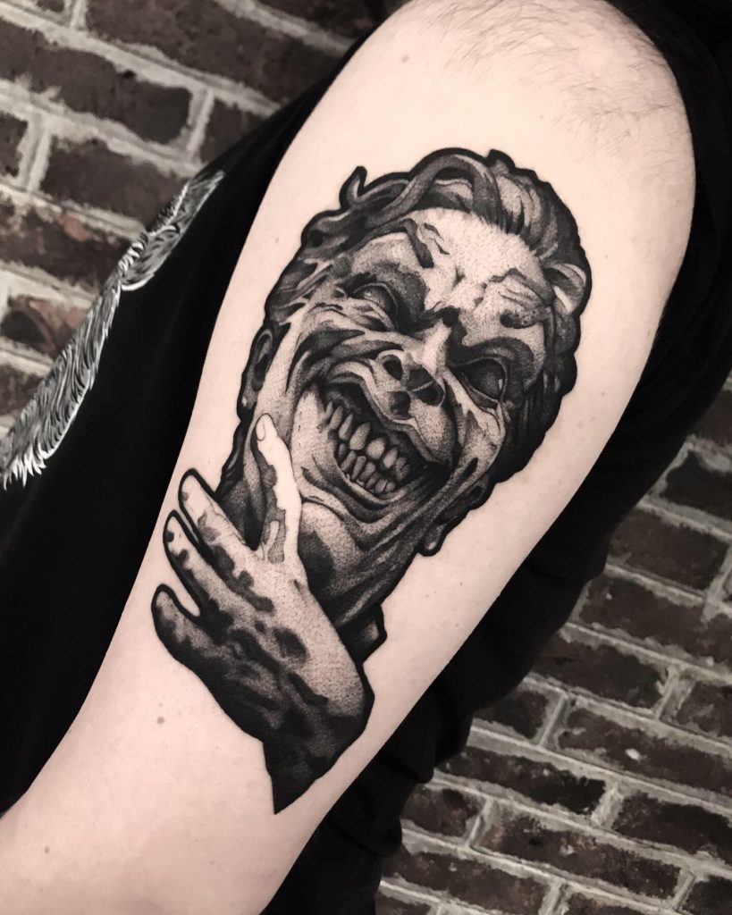 Foto de tatuagem feita por Nicho (@travinic)