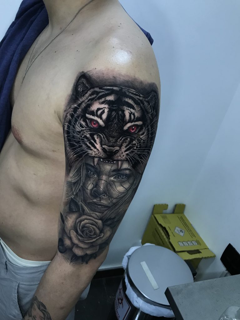 Foto de tatuagem feita por Farley Leon (@farleyleonart)