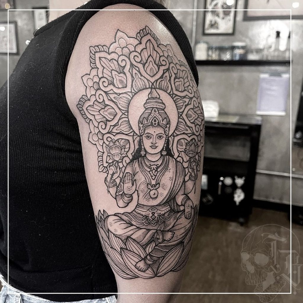 Foto de tatuagem feita por Thi Brandão (@thibrandaotattoo)