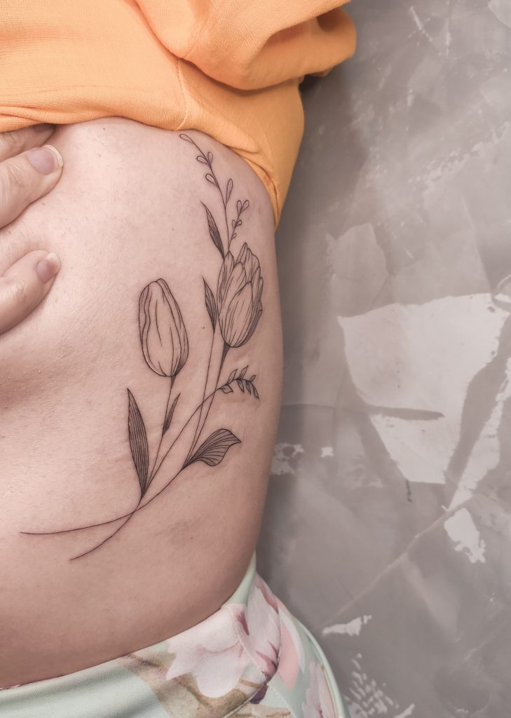 Foto de tatuagem feita por Laryssa Garcez (@garcezarttattoo)