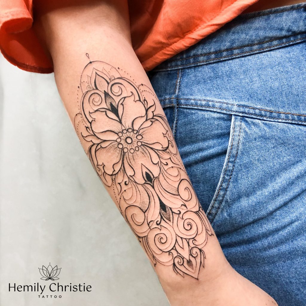 Foto de tatuagem feita por Hemily Christie (@hemily.ink)