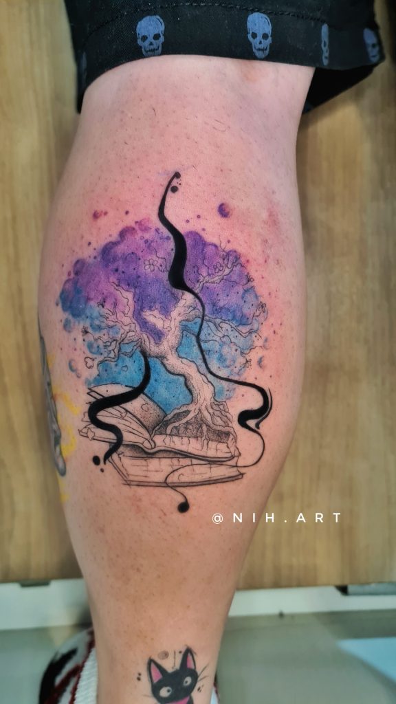 Foto de tatuagem feita por Nih (@nih.art)
