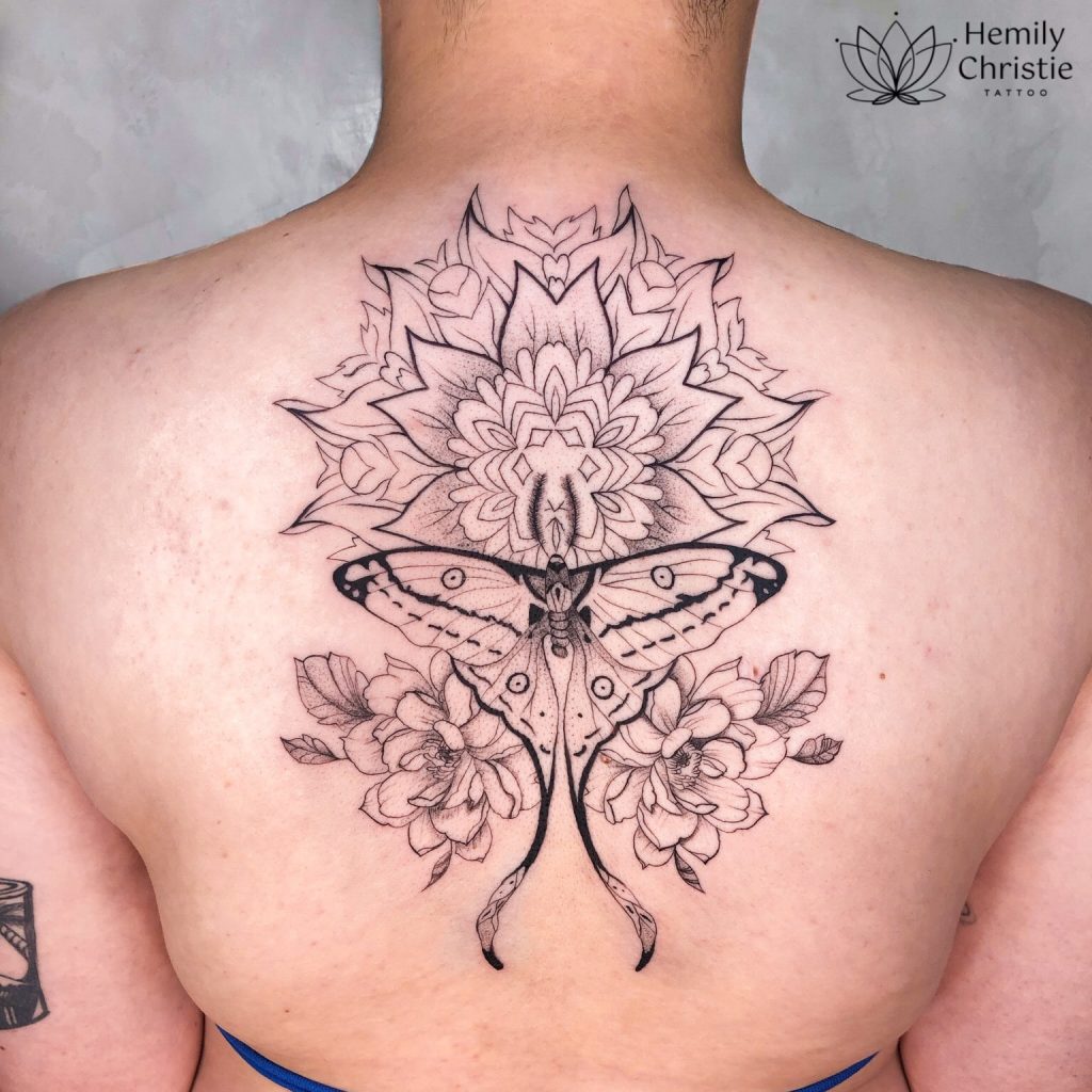 Foto de tatuagem feita por Hemily Christie (@hemily.ink)