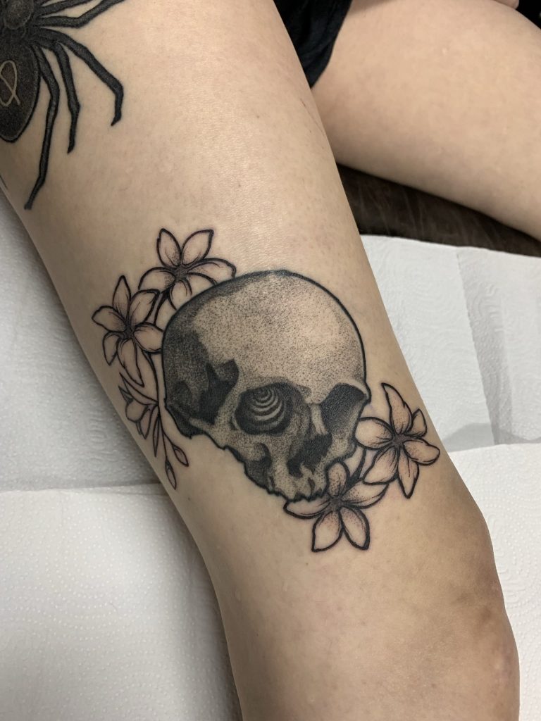 Foto de tatuagem feita por Nicho (@travinic)