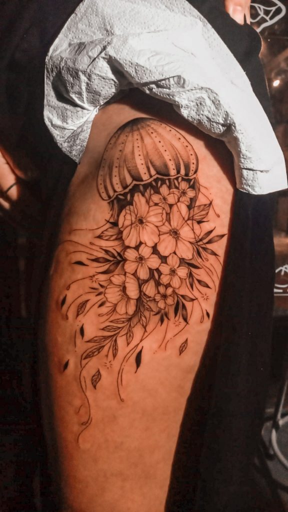 Foto de tatuagem feita por Carol Bee (@carolbeetattoo)