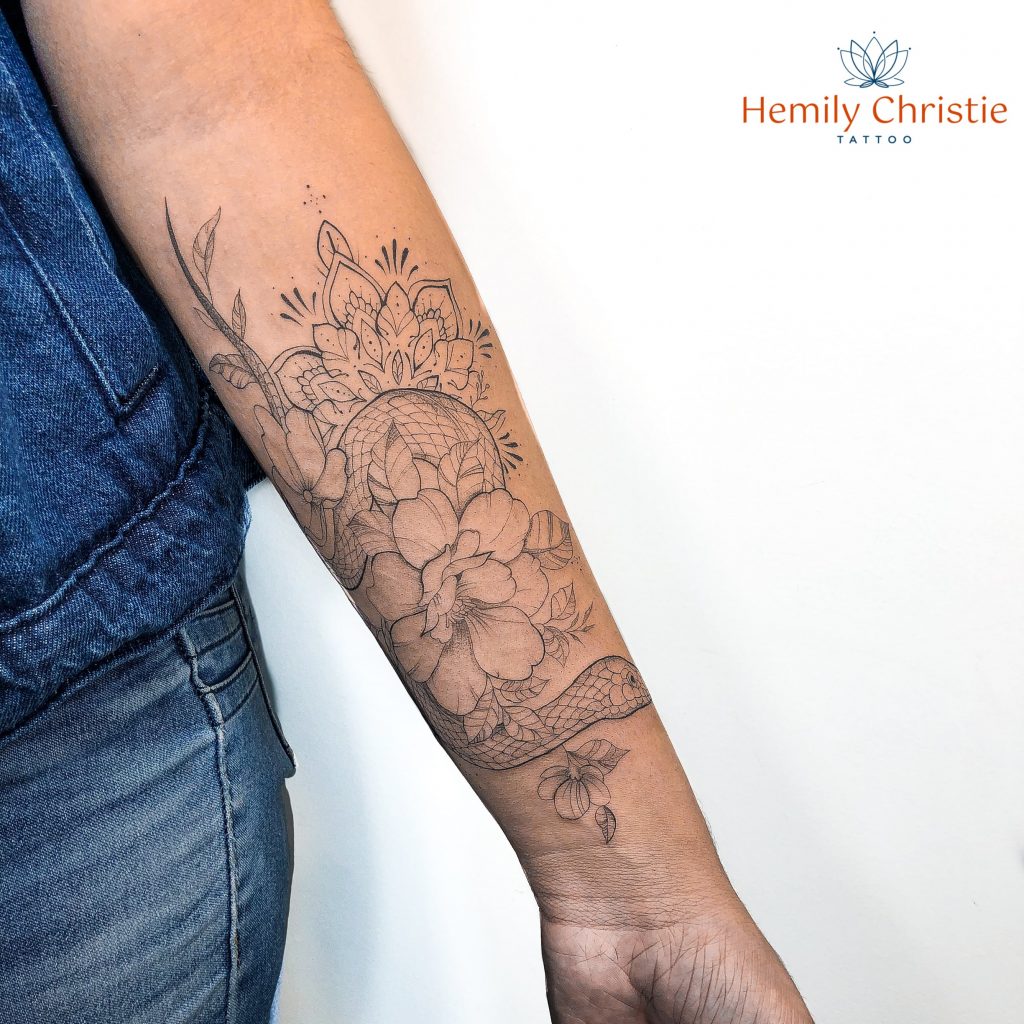 Foto de tatuagem feita por Hemily Christie (@hemily.ink)