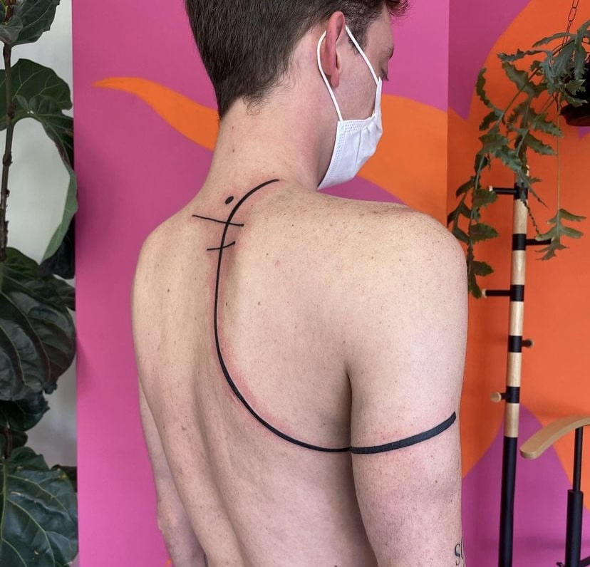 Foto de tatuagem feita por Lalari (@lalalalalalari)