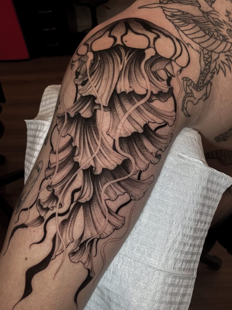 Foto de tatuagem feita por Paulo Ferrer (@ferrer.ink._)