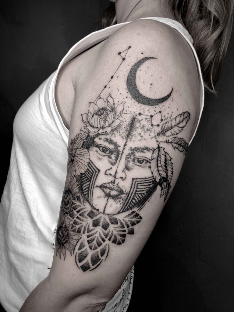 Foto de tatuagem feita por Isha Ravi (@isharavi.tattoo)