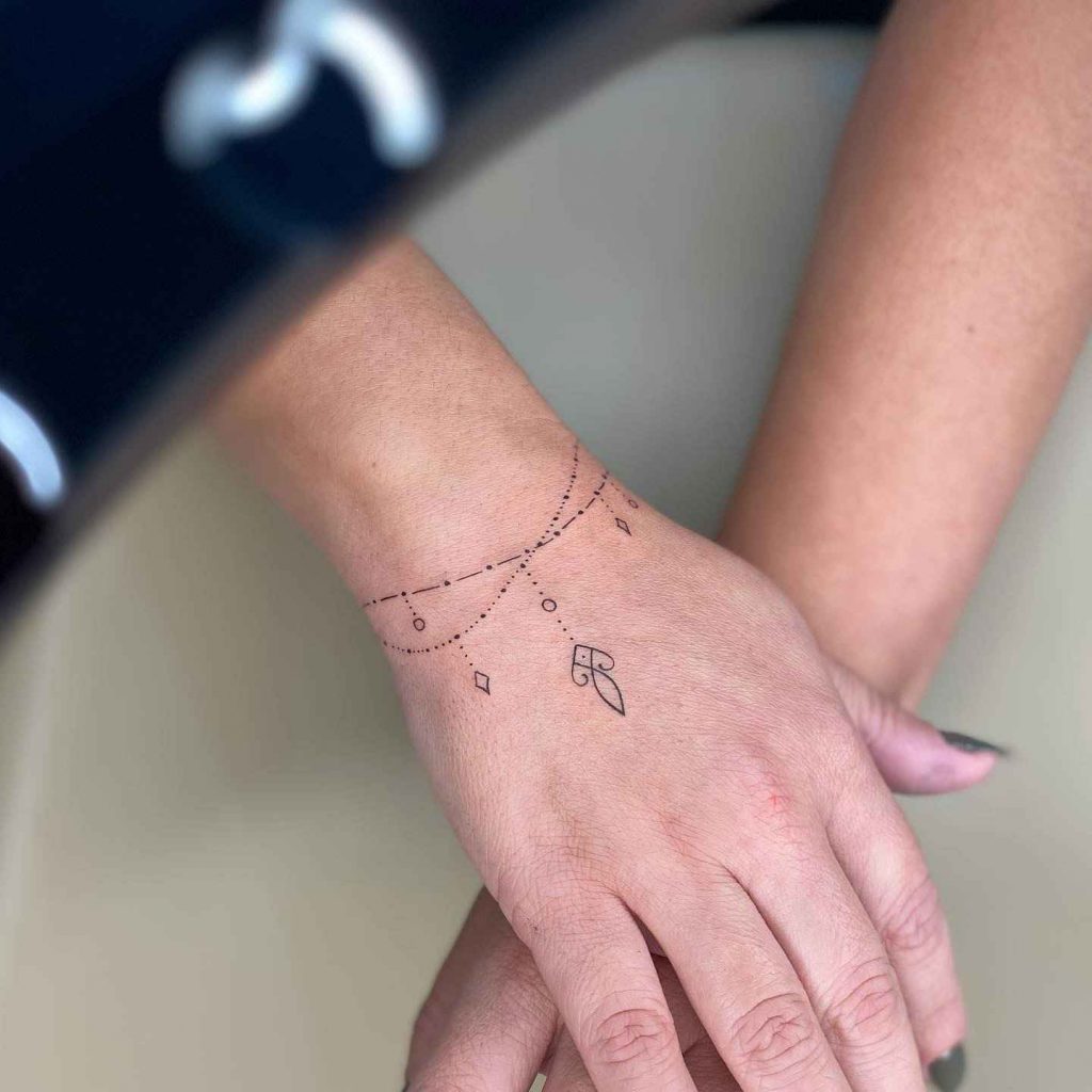 Foto de tatuagem feita por Cris Sakamoto (@crissakamototattoo)