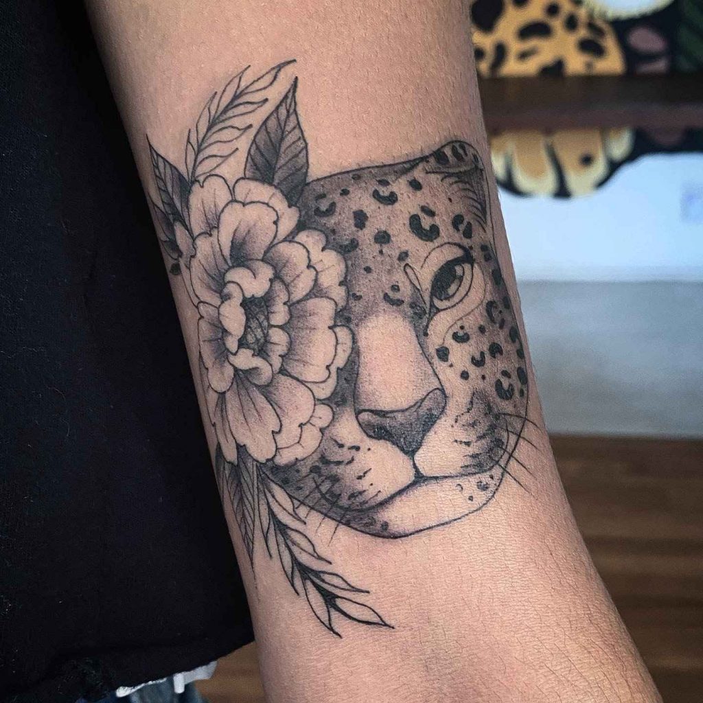 Foto de tatuagem feita por Junior Santo (@tropeek)