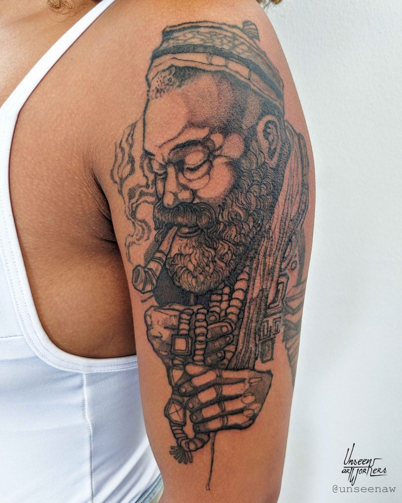 Foto de tatuagem feita por Mike Tchibekoova (@unseenaw)