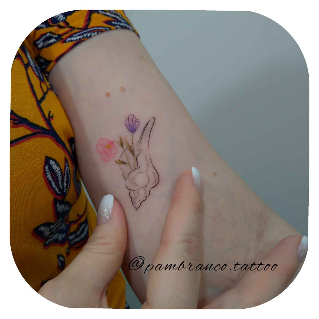 Foto de tatuagem feita por Pam Branco (@pambranco.tattoo)