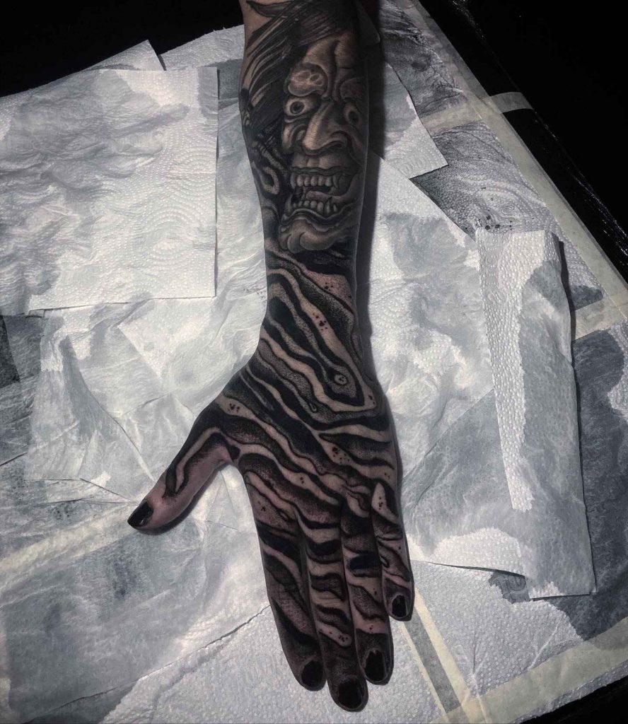 Foto de tatuagem feita por Floki (@flokiblackart)