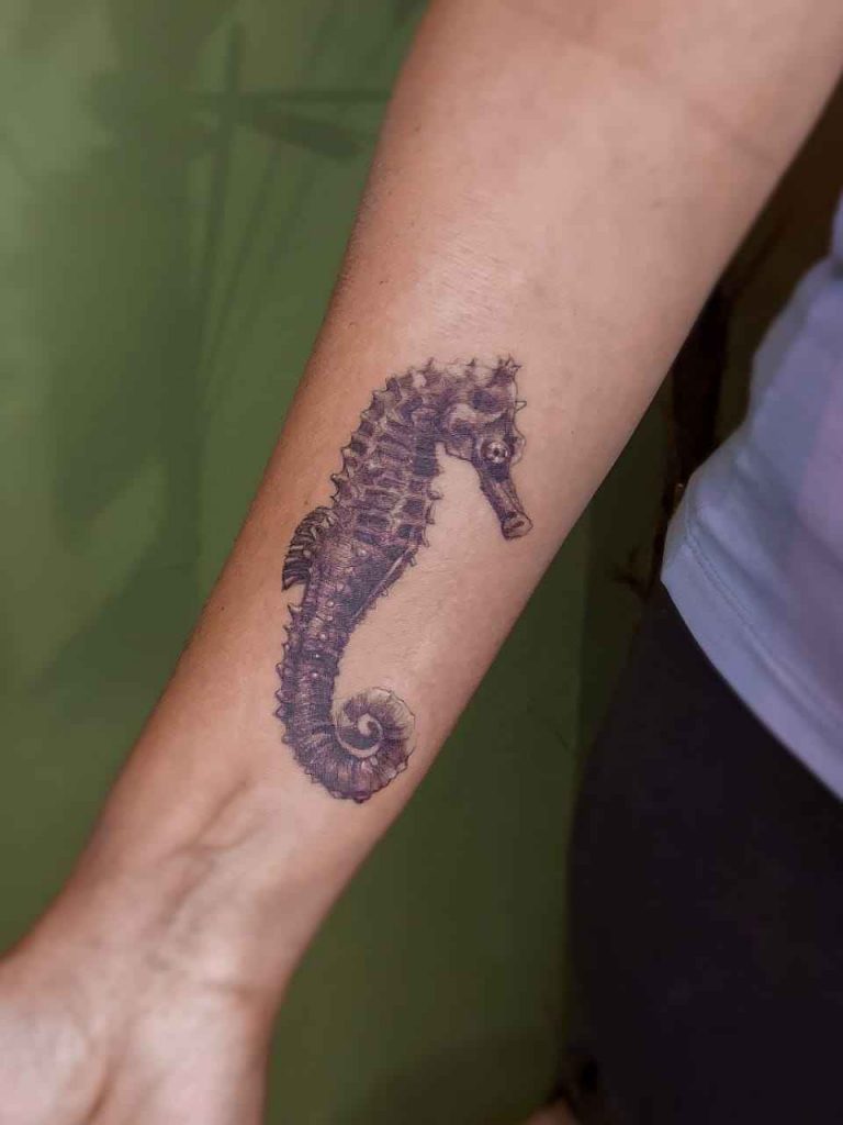 Foto de tatuagem feita por Cor.Aline Studio (@cor.aline.studio)