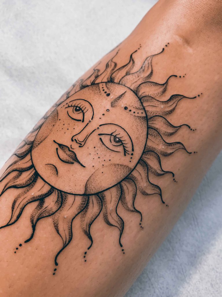 Foto de tatuagem feita por Júlia França (@_juliafranca)