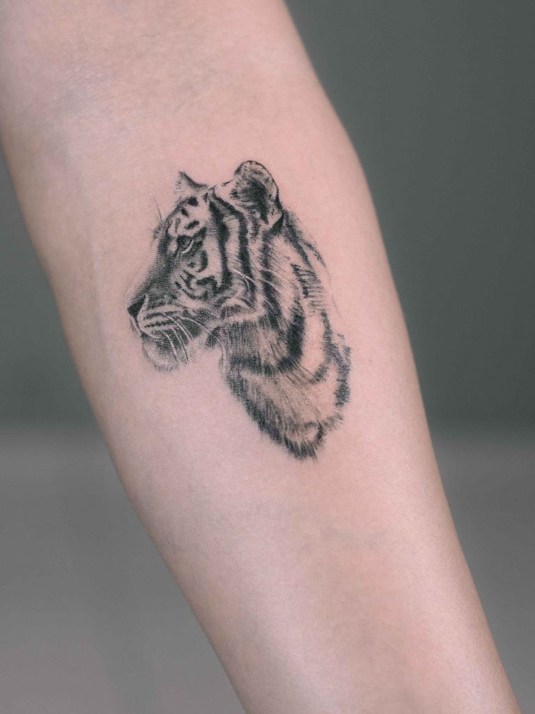 Foto de tatuagem feita por Rafa Blackbird (@rafa.blackbird)