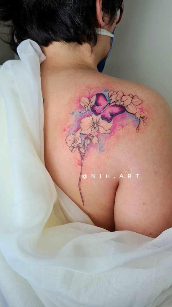 Foto de tatuagem feita por Nih (@nih.art)