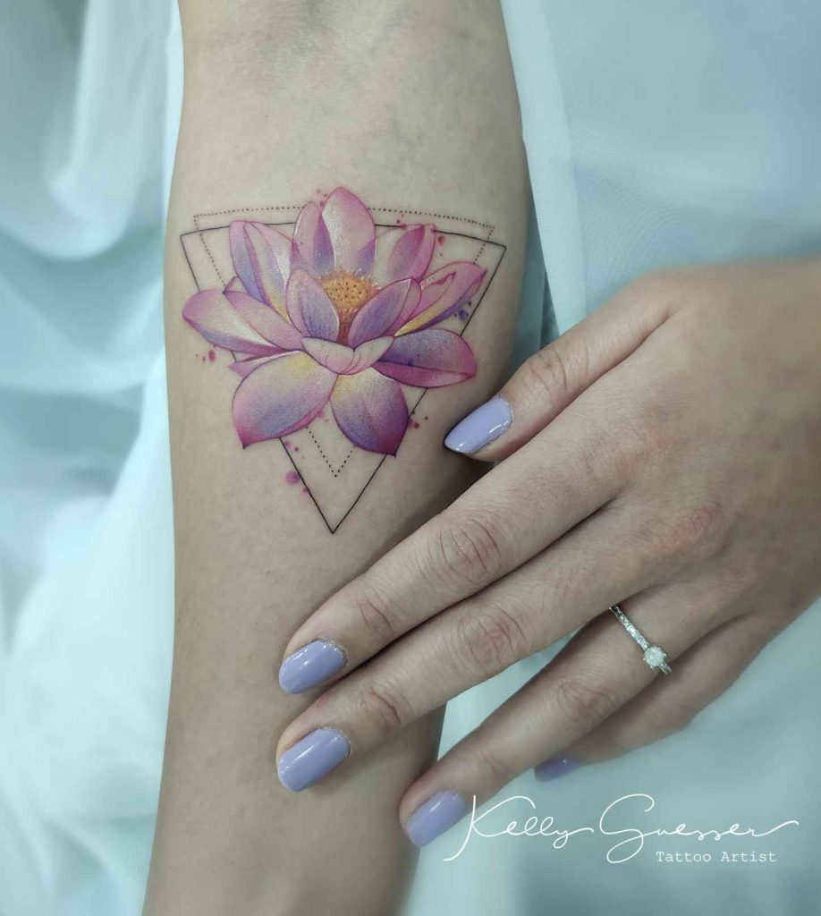 Foto de tatuagem feita por Kelly Guesser (@kellyguessertattoo)