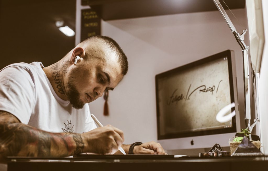 Foto de tatuagem feita por Felipe Rdoze