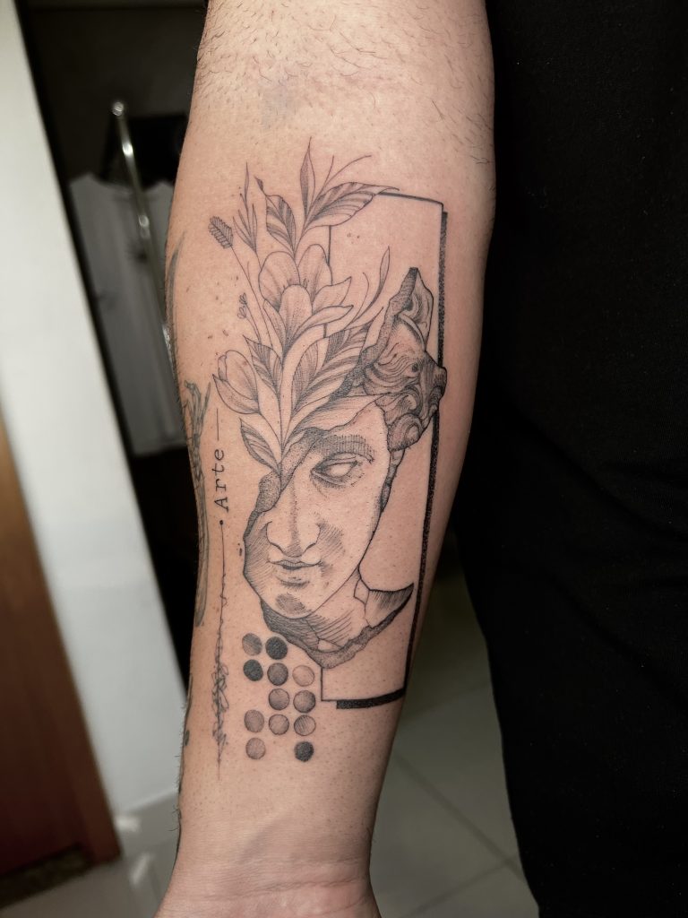 Foto de tatuagem feita por Felipe Rdoze