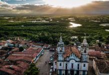Tatuagem em Sergipe: Pequeno em tamanho, gigante em talento Photo by Jr Tavares: https://www.pexels.com/photo/aerial-view-of-the-sao-cristovao-church-in-brazil-5414564/