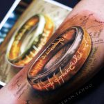 Conheça Andrew Iceman, referência em tatuagem realista em Curitiba. Realismo preto e cinza, alto contraste e arte duradoura com acabamento impecável.