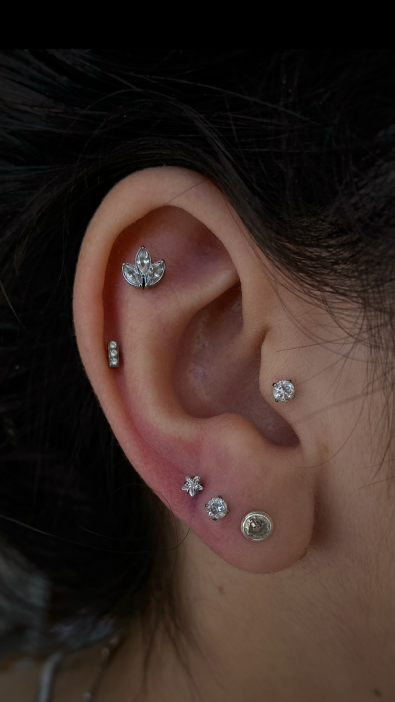 Projeto auricular com piercing scapha