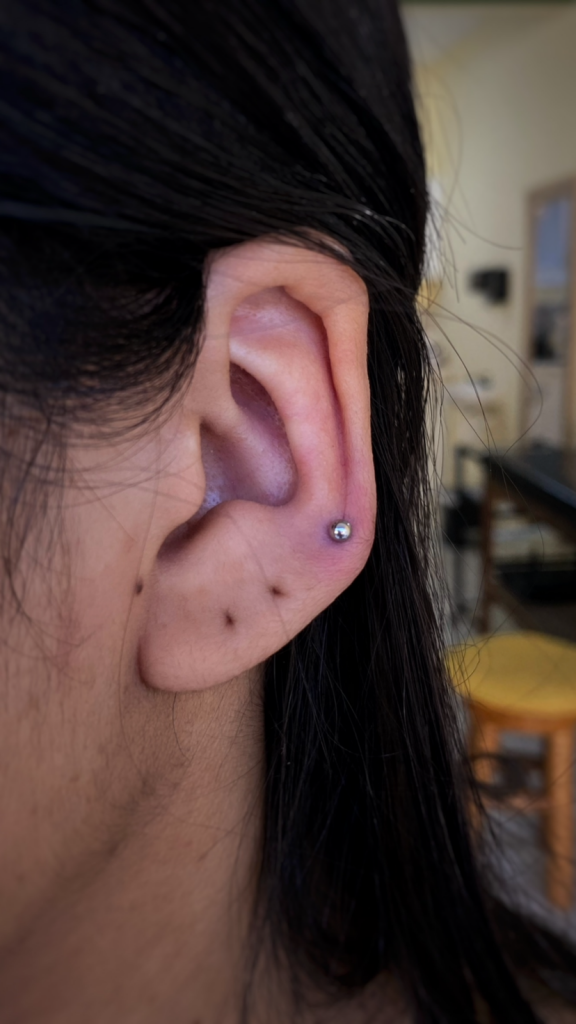 Anatomia de hélix inadequada avaliada antes de fazer um piercing